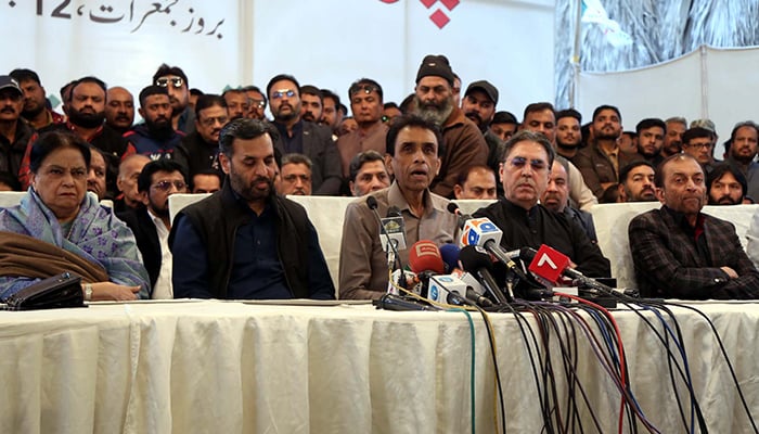 (Right to left) Mutahida Qaumi Movement-Pakistan leaders Farooq Sattar, Amir Khan, Khalid Maqbool Siddiqui, Mustafa Kamal, and Nasreen Jalil during a press conference in Karachi, on January 12, 2023. — Photo by author