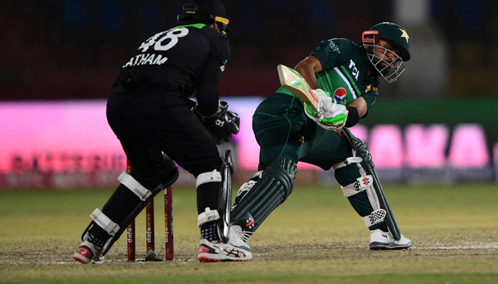 NZ wicketkeeper Tom Latham (L) stumps Pakistan´s captain Babar Azam (R) during the 2nd ODI.— AFP