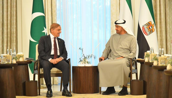 Prime Minister Shehbaz Sharif (L) meets UAE President Mohamed bin Zayed Al Nahyan in Abu Dhabi, UAE. — Twitter/@Marriyum_A