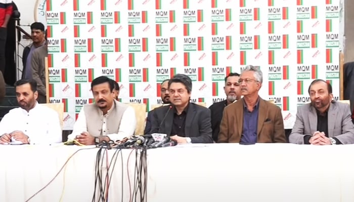 (From right to left) Muttahida Qaumi Movement-Pakistan (MQM-P) leaders Mustafa Kamal, Faisal Subzwari, Farogh Naseem, Waseem Akhtar and Farooq Sattar address a joint press conference. — YouTube/HumNews