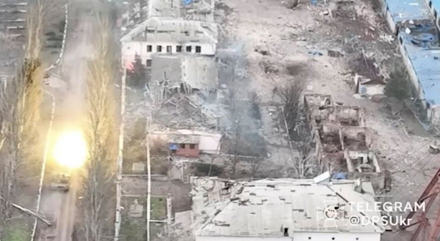 Sebuah tank menembakkan peluru, di tengah serangan Rusia ke Ukraina, di Soledar, wilayah Donetsk, Ukraina, dalam tangkapan layar ini dirilis pada 8 Januari 2023 dan diperoleh dari video media sosial oleh Reuters pada 10 Januari 2023.— Reuters