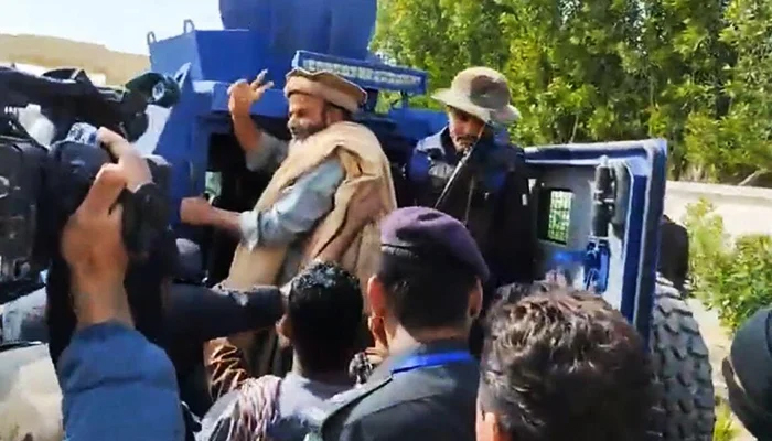 Haq Do Tehreek (HDT) leader Maulana Hidayat Ur Rehman poses with a victory sign outside a court in Gwadar on January 13, 2023. — Twitter/zalmayzia