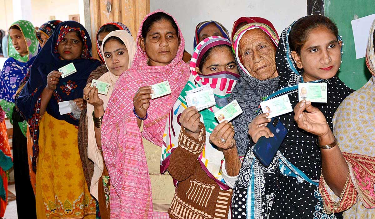 Pemilih perempuan menunjukkan KTP mereka saat mengantre di TPS untuk memberikan suara mereka selama di Hyderabad.  - APLIKASI