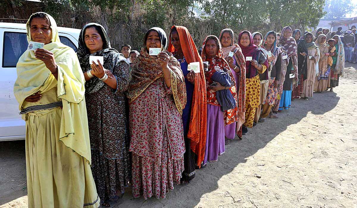 حیدرآباد میں ایک مقامی کمیونٹی سے تعلق رکھنے والی خواتین ووٹرز اپنی ووٹنگ کی باری سے پہلے ایک قطار میں انتظار کر رہی ہیں۔  - اے پی پی