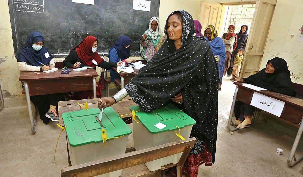 حیدرآباد کے پولنگ اسٹیشن پر ایک خاتون ووٹر اپنا ووٹ ڈال رہی ہے۔  - اے پی پی