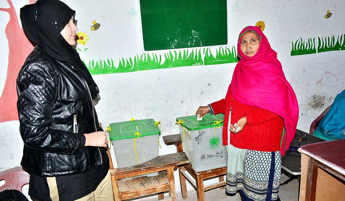 حیدرآباد کے ایک پولنگ اسٹیشن پر ایک خاتون اپنا ووٹ ڈال رہی ہے۔  - اے پی پی