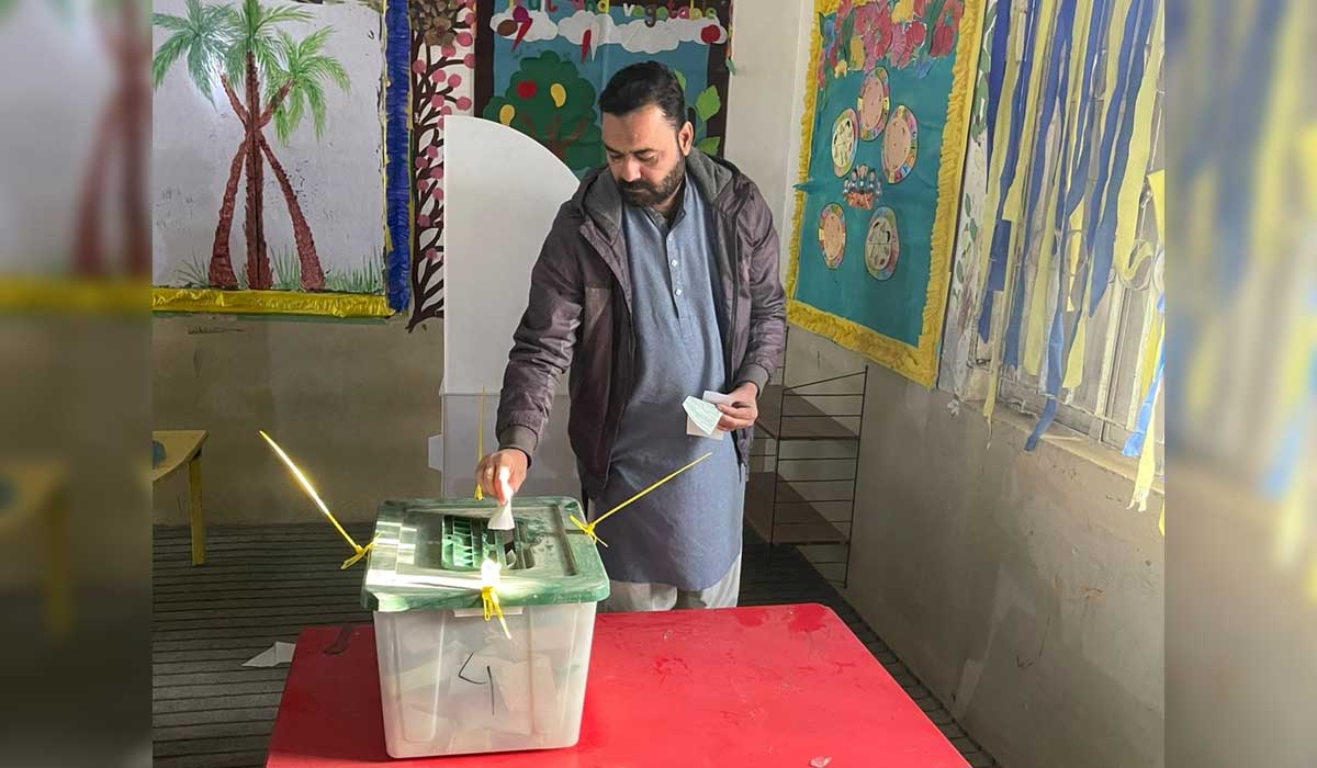 Seorang pria memberikan suaranya selama tahap kedua pemilihan pemerintah lokal di Karachi.  — Geo.tv/Rana Jawaid