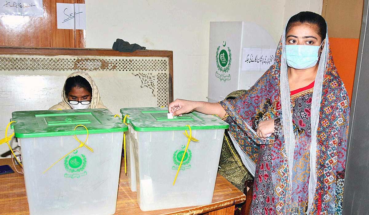 Seorang wanita muda memberikan suaranya selama tahap kedua jajak pendapat badan lokal di Hyderabad.  - APLIKASI