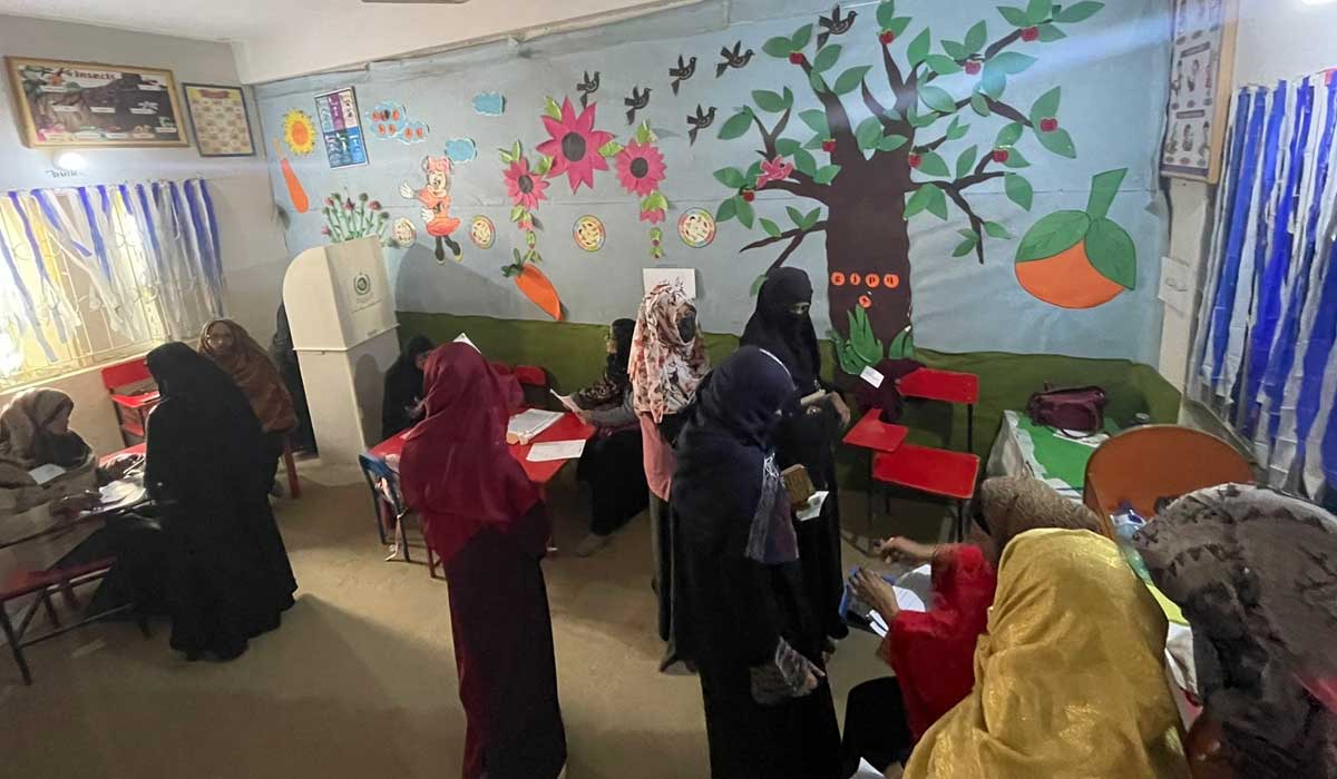 Polling takes place inside a womens polling booth in Karachi. — Geo.tv/Rana Jawaid