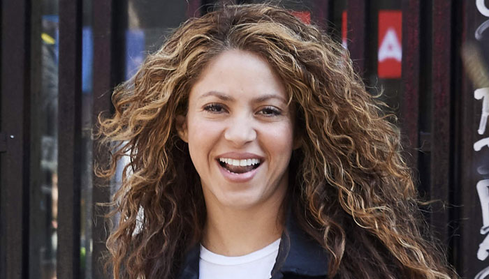 Shakira menempatkan manekin penyihir di terasnya, memicu perseteruan keluarga
