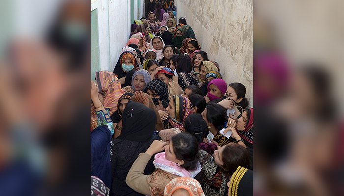 حیدرآباد میں 15 جنوری 2023 کو ہونے والے بلدیاتی انتخابات کے دوران خواتین ووٹرز کی ایک بڑی تعداد بھاٹی گوٹھ کے علاقے میں اپنا ووٹ ڈالنے کے لیے پولنگ اسٹیشن میں داخل ہونے کا انتظار کر رہی ہے۔ — آن لائن