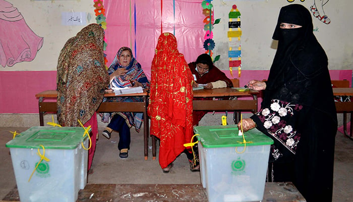 15 جنوری 2023 کو حیدرآباد میں بلدیاتی انتخابات کے لیے ایک پولنگ اسٹیشن پر ایک ووٹر اپنا ووٹ ڈال رہا ہے۔ - INP