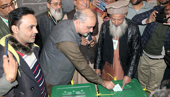 Jamat-e-Islami Karachi Emir Hafiz Naeem-ur-Rehman memberikan suaranya selama tahap kedua pemilihan pemerintah daerah di sebuah tempat pemungutan suara di Karachi pada hari Minggu, 15 Januari 2023. — PPI