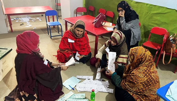 Petugas menghitung suara di tempat pemungutan suara di Karachi selama pemilihan pemerintah daerah pada 15 Januari 2023. — Geo.tv/Rana Javaid