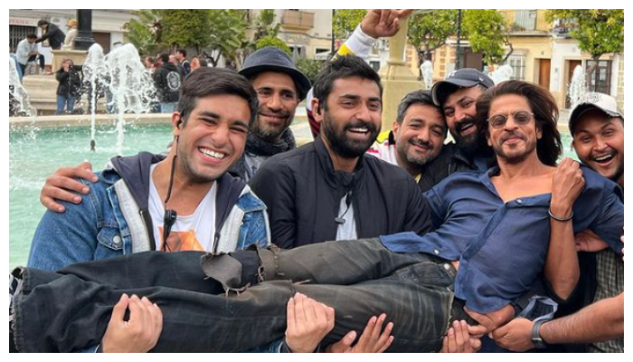 Shah Rukh Khan watches Pathaan trailer with fans at Burj Khalifa