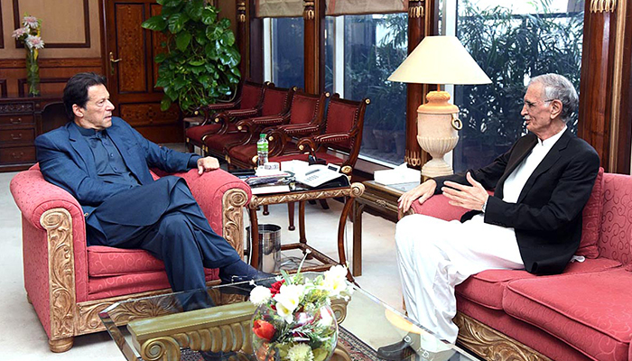 پی ٹی آئی رہنما پرویز خٹک نے 9 نومبر 2022 کو اسلام آباد میں پی ٹی آئی چیئرمین عمران خان سے ملاقات کی۔ - اے پی پی
