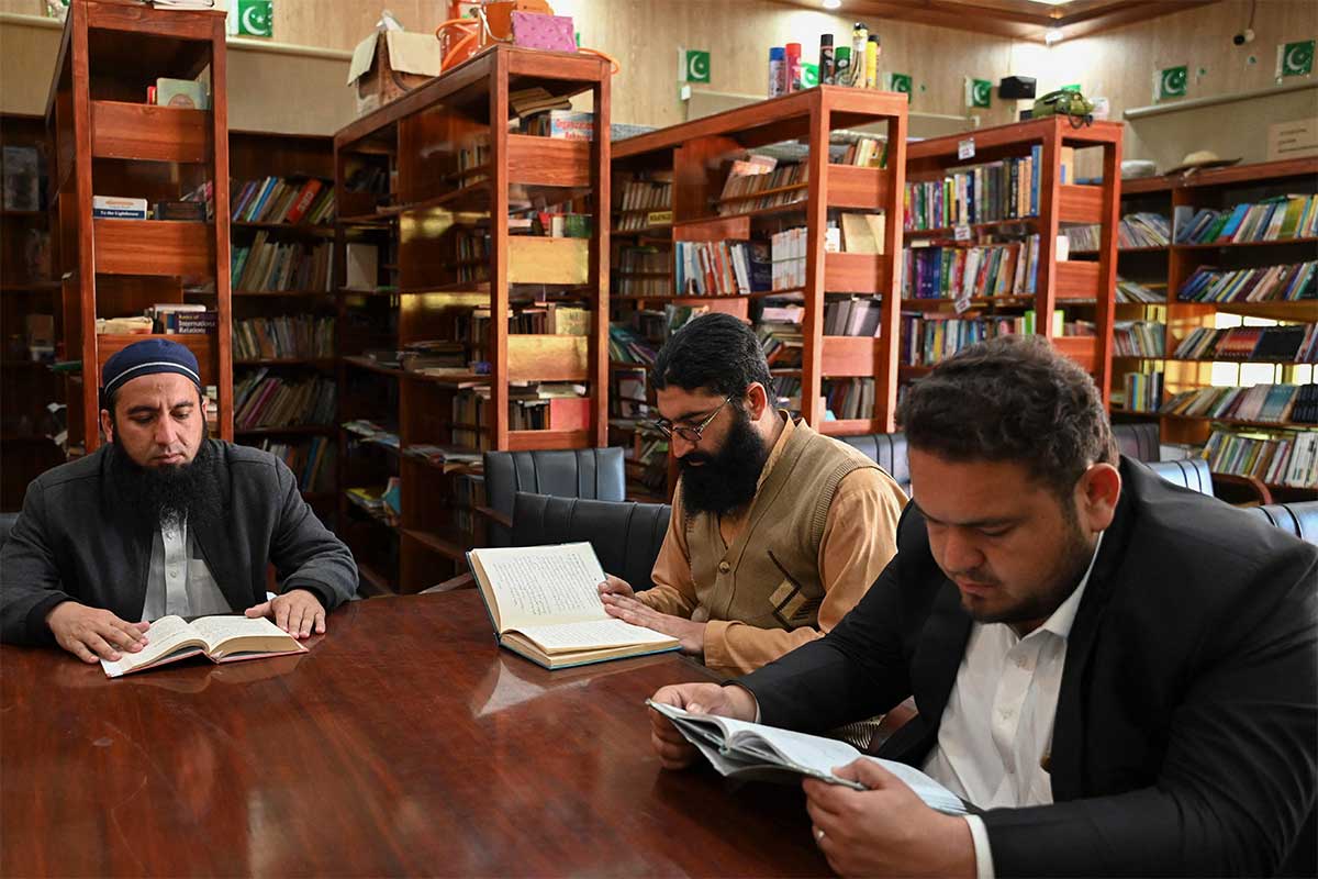 Orang-orang membaca buku di dalam Perpustakaan Darra Adam Khel.  —AFP