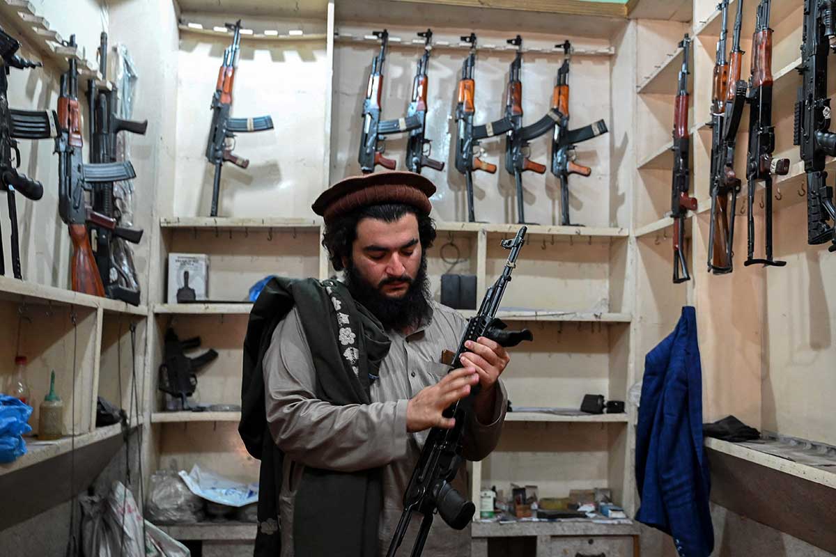 Pedagang senjata, Hakimullah Afridi, memajang senjata otomatis buatan lokal di tokonya di Darra Adam Khel.  —AFP