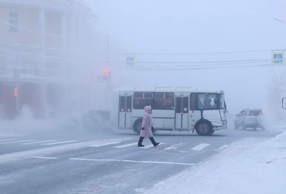 یاکوتسک، روس، 15 جنوری، 2023 میں ایک پیدل چلنے والا ایک ٹھنڈے دن سڑک عبور کر رہا ہے۔ یاکوتسک، روس کے شمال کے سب سے زیادہ شہروں میں سے ایک، اتوار (15 جنوری) کو ہوا کا درجہ حرارت کم ہونے کی وجہ سے شدید سردی کی زد میں ہے۔ مائنس 51 ڈگری سیلسیس (مائنس 59.8 ڈگری فارن ہائیٹ)۔— رائٹرز