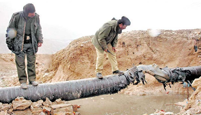 قانون نافذ کرنے والے اہلکار بلوچستان میں گیس پائپ لائن کو اڑا دینے کا معائنہ کر رہے ہیں۔  دی نیوز/فائل