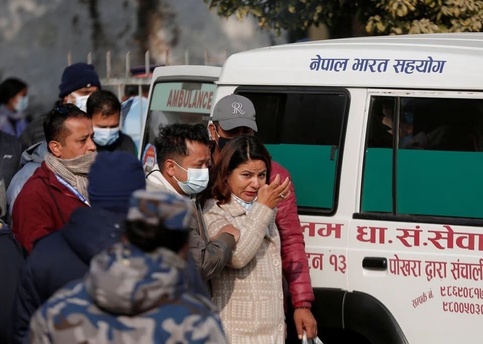 Anggota keluarga berduka atas meninggalnya korban kecelakaan pesawat yang dioperasikan oleh Yeti Airlines, di Pokhara, Nepal 17 Januari 2023.— Reuters