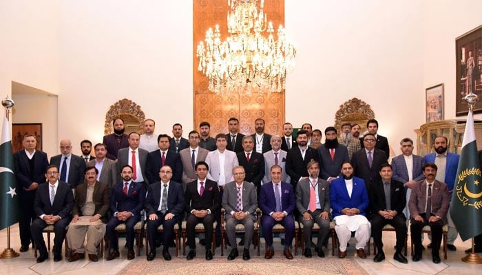 President Arif Alvi (centre) with the Presidents and representatives of chambers of commerce on January 18, 2023. — Presidents Secretariat