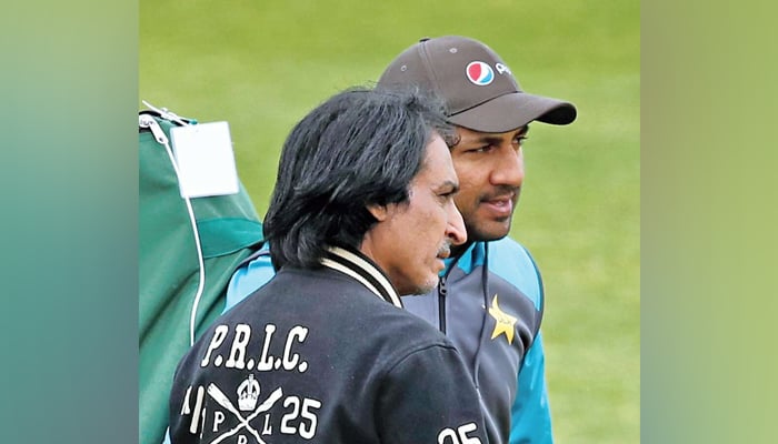 Former Pakistan Cricket Board chairman Ramiz Raja (left) with wicket-keeper-batter Sarfaraz Ahmed. — Reuters/File