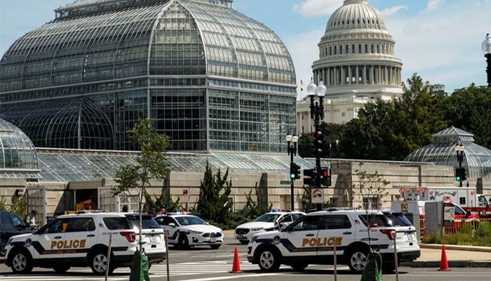 Kendaraan Polisi Capitol AS dan kendaraan darurat lainnya merespons saat polisi menyelidiki laporan tentang kendaraan mencurigakan di dekat Capitol AS di Washington AS.  — Reuters/Berkas