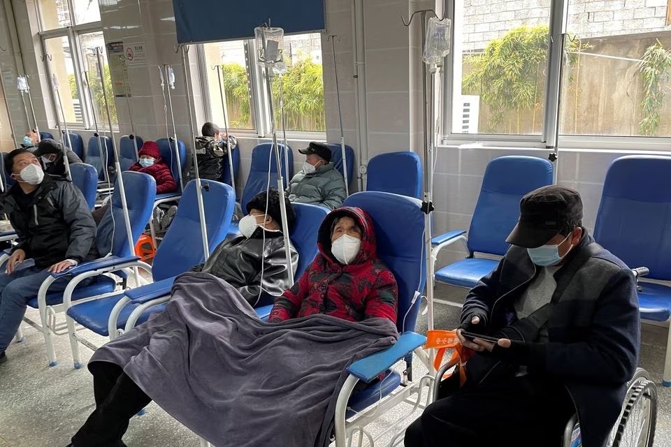 9 جنوری 2023 کو چین کے صوبہ زیجیانگ کے ٹونگلو کاؤنٹی کے ایک گاؤں میں، کورونا وائرس کی بیماری (COVID-19) کے پھیلنے کے دوران مریضوں کو ہسپتال میں IV ڈرپ کا علاج مل رہا ہے۔— رائٹرز