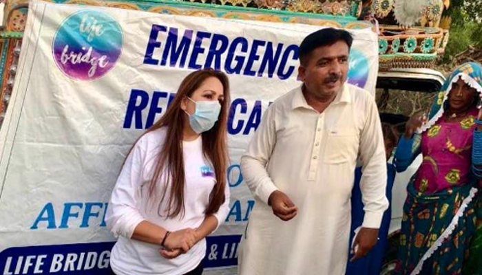 Sabyn Zaidi distributing food kits in Jhuddo, Mirpurkhas, Sindh, Oct. 2022. — Jaffar Hussain Khan