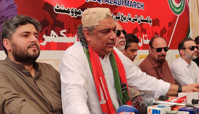 Pakistan Tehreek-e-Insaf (PTI) Sindh President Ali Zaidi addresses media persons during a press conference in Sukkur on November 01, 2022. — PPI