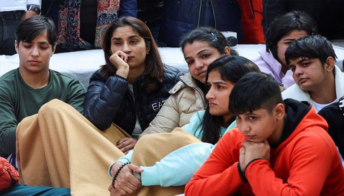 Vinesh Phogat, Sakshi Malik dan pegulat India lainnya ambil bagian dalam protes menuntut pembubaran WFI dan penyelidikan terhadap pimpinannya oleh polisi, yang mereka tuduh melecehkan pemain wanita secara seksual, di Jantar Mantar di New Delhi, India, 19 Januari , 2023. — Reuters