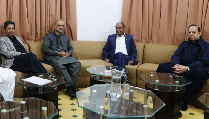 Sindh Labour Minister Saeed Ghani (second right) accompanied by Imtiaz Ahmed Shaikh (right) and Najmi Alam (left) meets Jamaat-e-Islami Karachi Emir Hafiz Naeem Ur Rahman (second left) and other leaders at Idara Noor-e-Haq in Karachi. — Twitter/ NaeemRehmanEngr