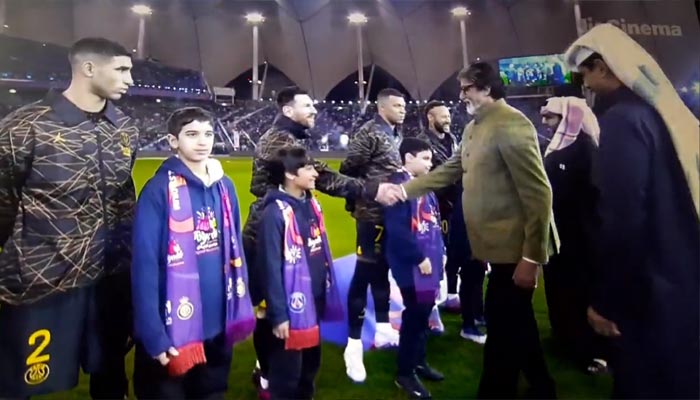 The Bollywood superstar Amitabh Bachchan shakes hands with Lionel Messi. — Twitter/@Cr7kntn1