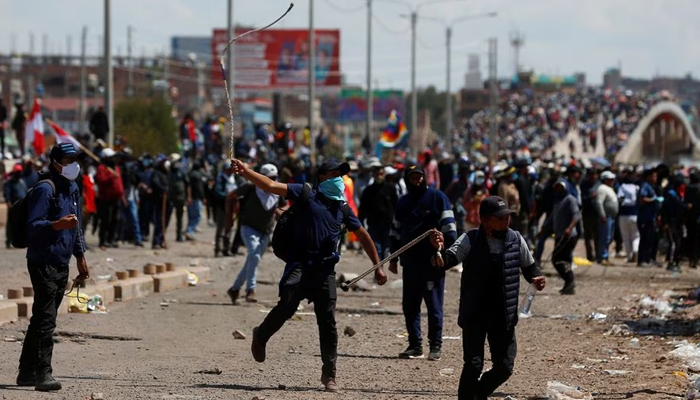 Demonstran bentrok dengan pasukan keamanan selama protes menuntut pemilihan dini dan pembebasan mantan Presiden Pedro Castillo yang dipenjara, dekat bandara Juliaca, di Juliaca, Peru 9 Januari 2023.— Reuters