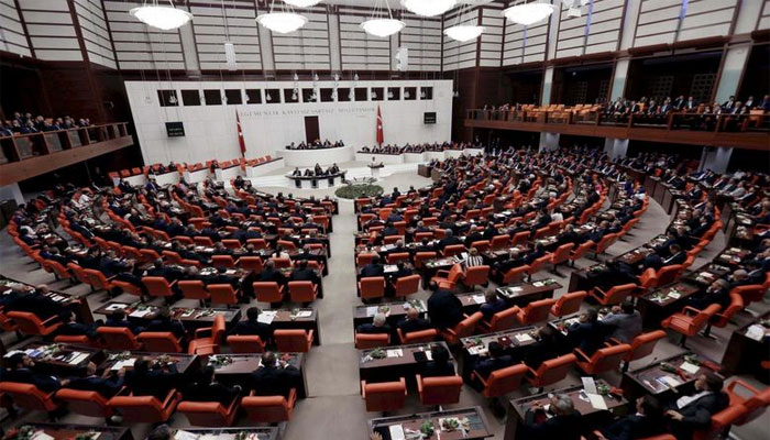 انقرہ، ترکی، 23 جون، 2015 کو ترک پارلیمنٹ میں اراکینِ پارلیمنٹ حلف برداری کی تقریب میں شریک ہیں۔ — رائٹرز