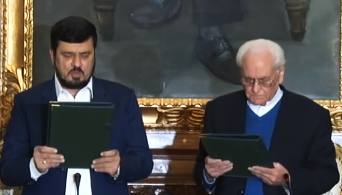 Khyber Pakhtunkhwa Governor Haji Ghulam Ali (left) administers oath to Azam Khan as the caretaker chief minister in Peshawar on January 21, 2023. — YouTube/HumNewsLive