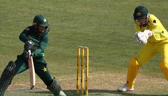 Pakistan all-rounder Bismah Maroof (L) and Australian wicket-keeper batter Beth Mooney (R) playing atNorth Sydney Oval, Australia on January 21, 2023. — Twitter/TheRealPCB