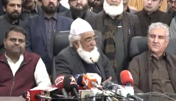 PTI senior leaders FawadChaudhry (left) and Shah Mahmood Quershi (right) sitting on either side of the PML-N dissident leader Hasnat during a press conference on January 21, 2023. — YouTube/fawadchaudhry