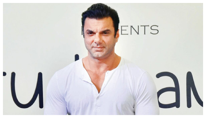 Sohail Khan takes the lady for medical assistance