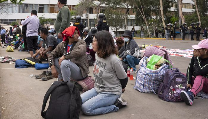 مبینہ مظاہرین 21 جنوری 2023 کو لیما میں یونیورسٹی آف سان مارکوس کیمپس میں گرفتاری کے بعد منتقلی کا انتظار کر رہے ہیں۔- اے ایف پی