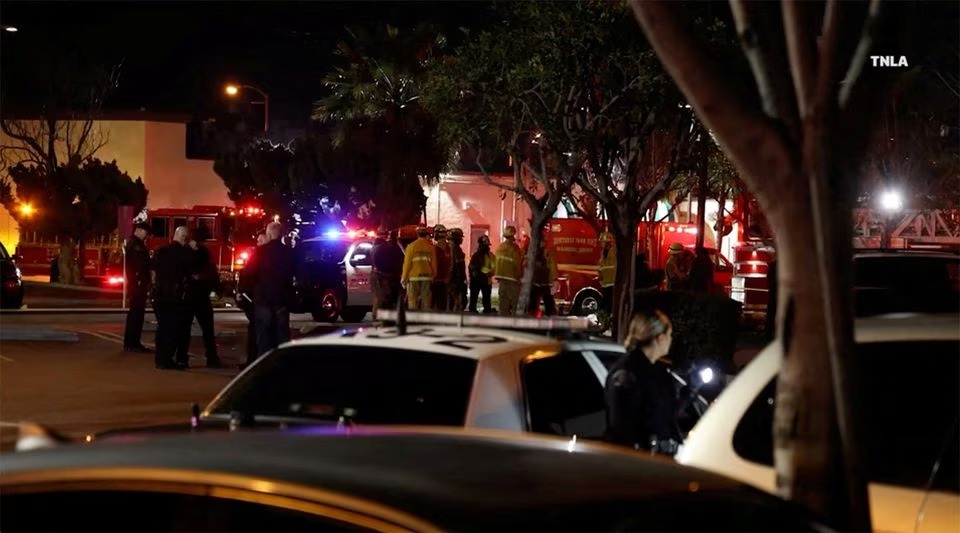 Cuplikan layar dari video menunjukkan petugas tanggap darurat di lokasi penembakan, setelah penembakan di Monterey Park, California, AS 22 Januari 2023.— Reuters