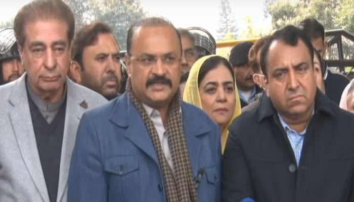 Pakistan Tehreek-e-Insaf (PTI) lawmakers talk outside Election Commission of Pakistan (ECP) in Islamabad on January 23, 2023. — HumNews screengrab/Live