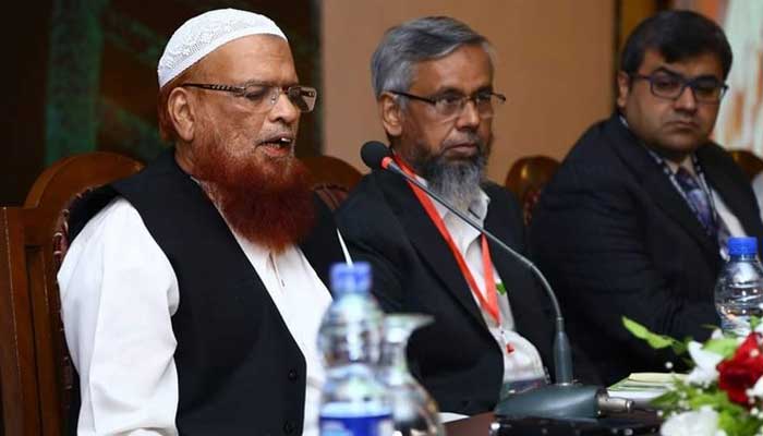 مفتی محمد تقی عثمانی (بائیں) 21 اکتوبر 2018 کو کراچی میں پاکستان اسلامک میڈیکل ایسوسی ایشن کے زیر اہتمام ایک کانفرنس کے دوران خطاب کر رہے ہیں۔ — جامعہ دارالعلوم کراچی
