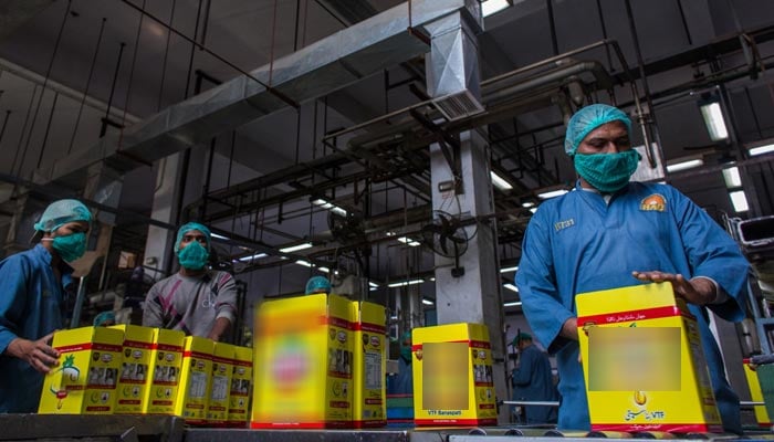 Employees at the Dalda Foods Limited factory in Karachi on January 20, 2023. — Bloomberg