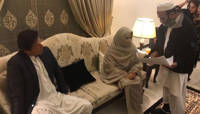 Mufti Saeed solemnising Imrans nikah with Bushra Bibi. — Twitter/MurtazaViews