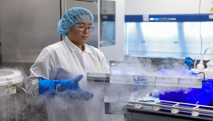 Seorang pegawai lab mengeluarkan nampan berisi sel ayam beku dari freezer di lab benih di pabrik UPSIDE Foods, tempat daging yang ditanam di laboratorium dibudidayakan, di Emeryville, California, AS 11 Januari 2023.— Reuters