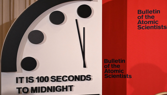 23 جنوری 2020 کو لی گئی اس فائل تصویر میں، ڈومس ڈے کلاک آدھی رات کو 100 سیکنڈ پڑھتی ہے، یہ فیصلہ جوہری سائنسدانوں کے بلیٹن نے کیا ہے۔— اے ایف پی