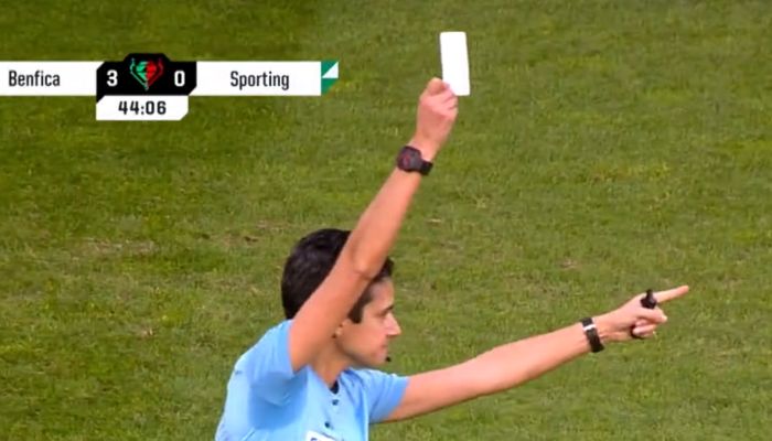 Wasit menunjukkan kartu putih untuk pertama kalinya dalam pertandingan sepak bola Portugis