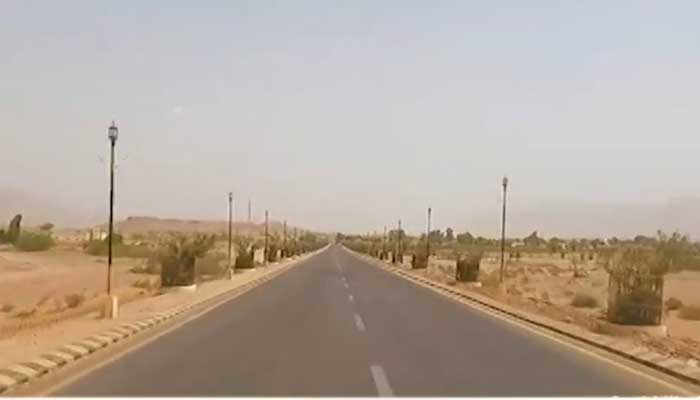 Jalan beraspal rapi di Dureji.  — Screengrab dari paket video Geo News